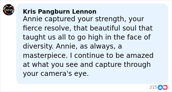 Michelle Obama con cabello ultralargo y look casual, elogiada por maquilladores, rompiendo tendencias en Internet y llamando la atención.