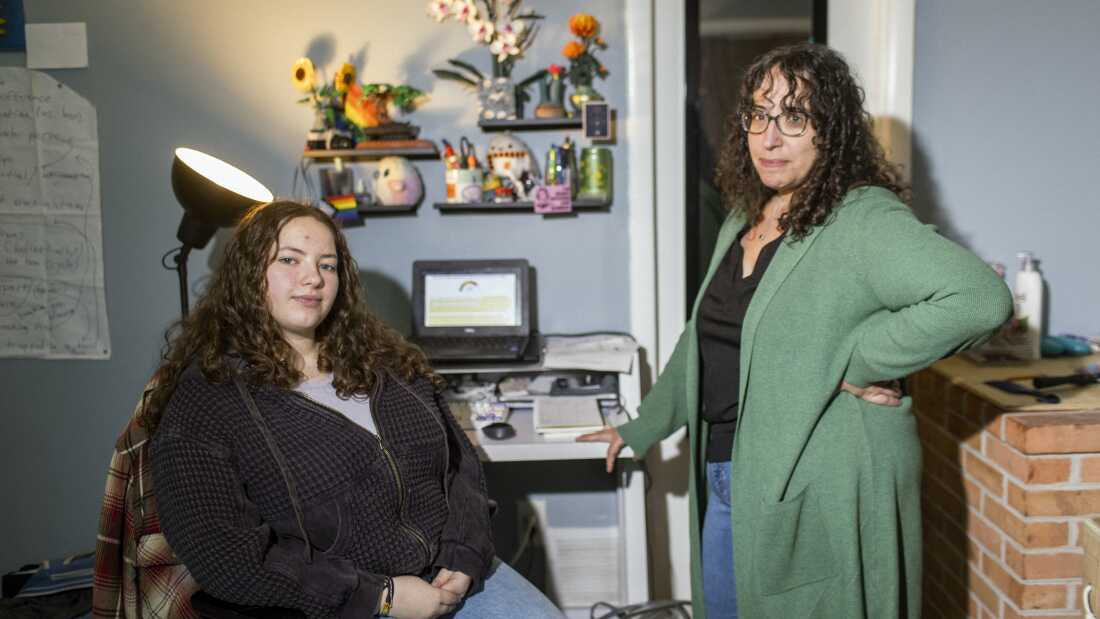 Ailsa Ostovitz, izquierda, y su madre, Stephanie Rizk, en su casa en los suburbios de Washington, DC, Maryland. A mediados de noviembre, Rizk se reunió con los maestros de Ostovitz para discutir las acusaciones de que su hija había usado IA para hacer algunas de sus tareas escolares.