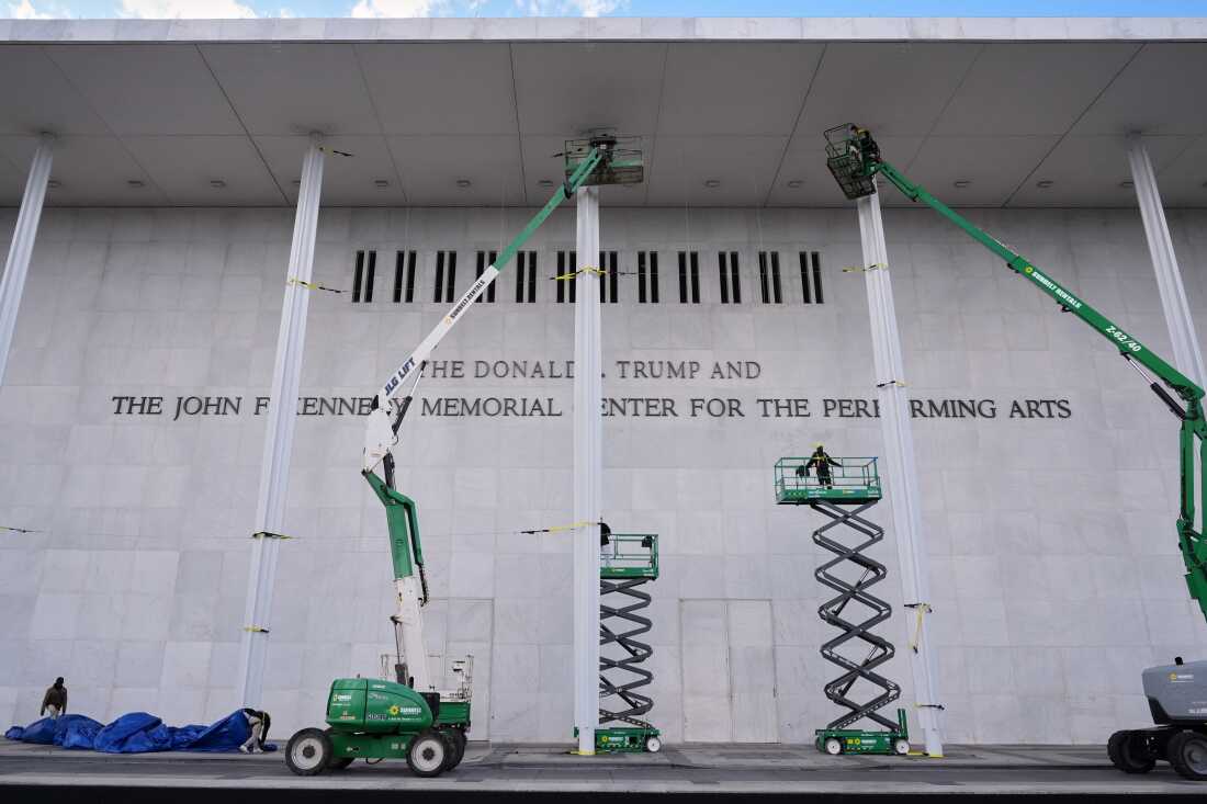 Se presenta una nueva señalización, el Centro Conmemorativo para las Artes Escénicas Donald J. Trump y John F. Kennedy, en el Centro Kennedy, el viernes 19 de diciembre de 2025, en Washington, DC