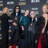 De izquierda a derecha, Shannon Tweed Simmons, homenajeada del Centro Kennedy 2025 y miembro de la banda de rock KISS Gene Simmons, Gigi Criss, homenajeada del Centro Kennedy 2025 y miembro de la banda de rock KISS Peter Criss, Erin Stanley y homenajeada del Centro Kennedy 2025 y miembro de la banda de rock KISS Paul Stanley posan en la alfombra roja para la 48.a edición de los Honores del Centro Kennedy en el Centro Kennedy para las Artes Escénicas.