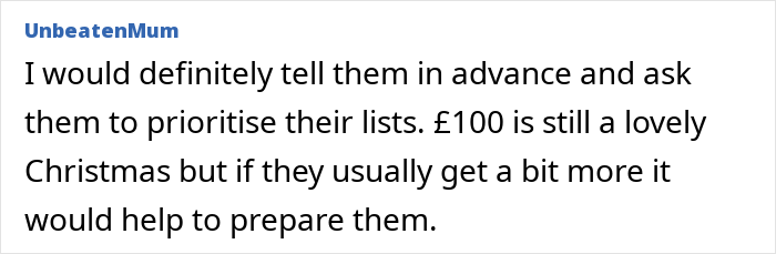 Publicación de texto de UnbeatenMum que recomienda informar a los niños con anticipación y priorizar las listas navideñas debido a cambios en el monto de la contribución.
