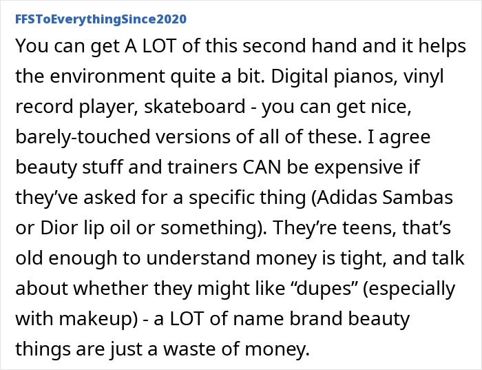 Publicación de texto del usuario FFSToEverythingSince2020 que comparte consejos sobre cómo comprar artículos de segunda mano y hacer presupuestos para adolescentes.