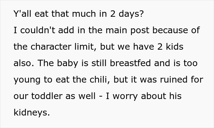 Texto sobre una mujer que reconsidera su relación después de que su novio le echa sal a toda la olla de chile y afecta a su familia.