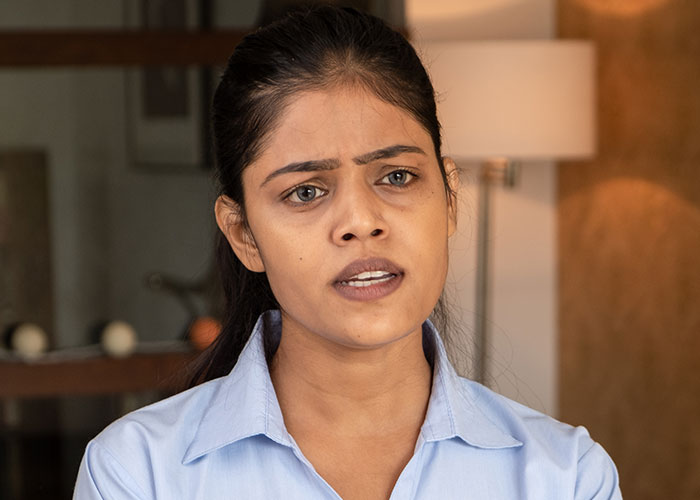 Mujer que parece frustrada y reconsidera su relación después de que su novio le pone sal a una olla entera de chile en la cocina de su casa