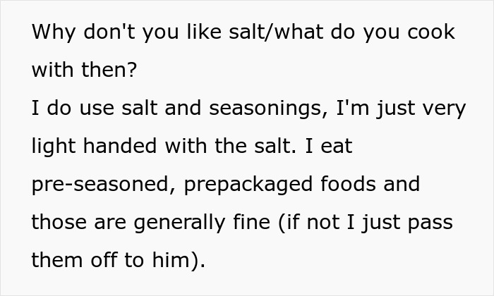 Conversación de texto sobre el uso de sal en la cocina y las reacciones a los alimentos sazonados versus los sin sal en un contexto de relación.
