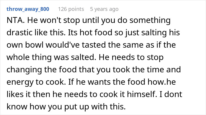 Comente sobre una mujer que reconsidera su relación después de que su novio le echa sal a una olla entera de chile.