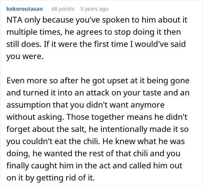 Captura de pantalla de un comentario de Reddit sobre un novio que sala toda la olla de chile, lo que afecta la relación de la mujer.