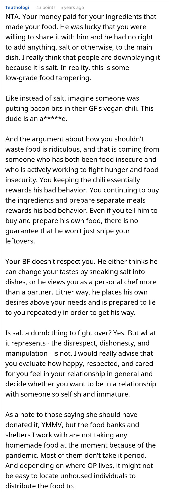 Extracto de texto que muestra a alguien hablando de falta de respeto y manipulación de alimentos después de que su novio le pone sal a una olla entera de chile.