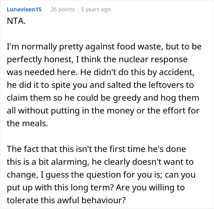 Captura de pantalla de un comentario de Reddit sobre el desperdicio de alimentos y la respuesta nuclear después de que su novio salara toda una olla de chile en un acto rencoroso.