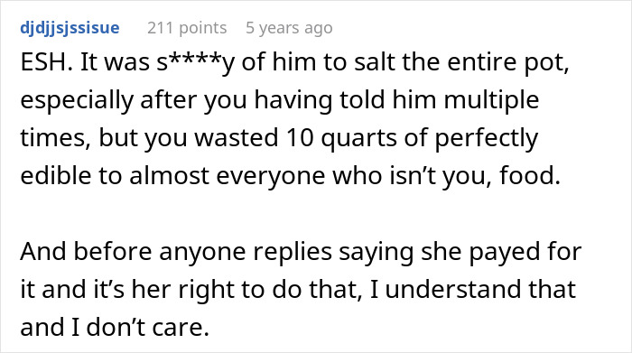 Comente sobre cómo su novio sala una olla entera de chile y cómo una mujer reconsidera su relación por un conflicto alimentario.