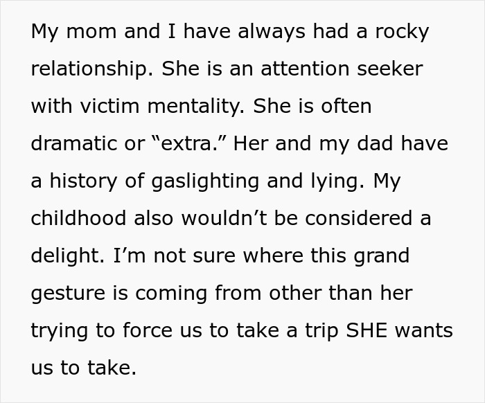 Extracto de texto que muestra a una hija que describe una relación difícil con su madre, quien impone a la familia su sueño de Disney.
