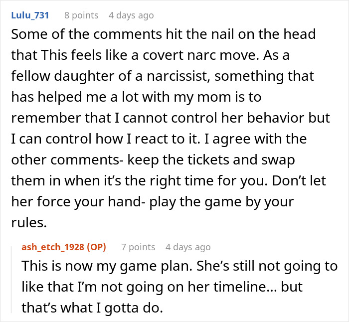 Conversación en Reddit sobre una madre que impone su sueño de Disney a la familia, provocando deudas y culpa en su hija.
