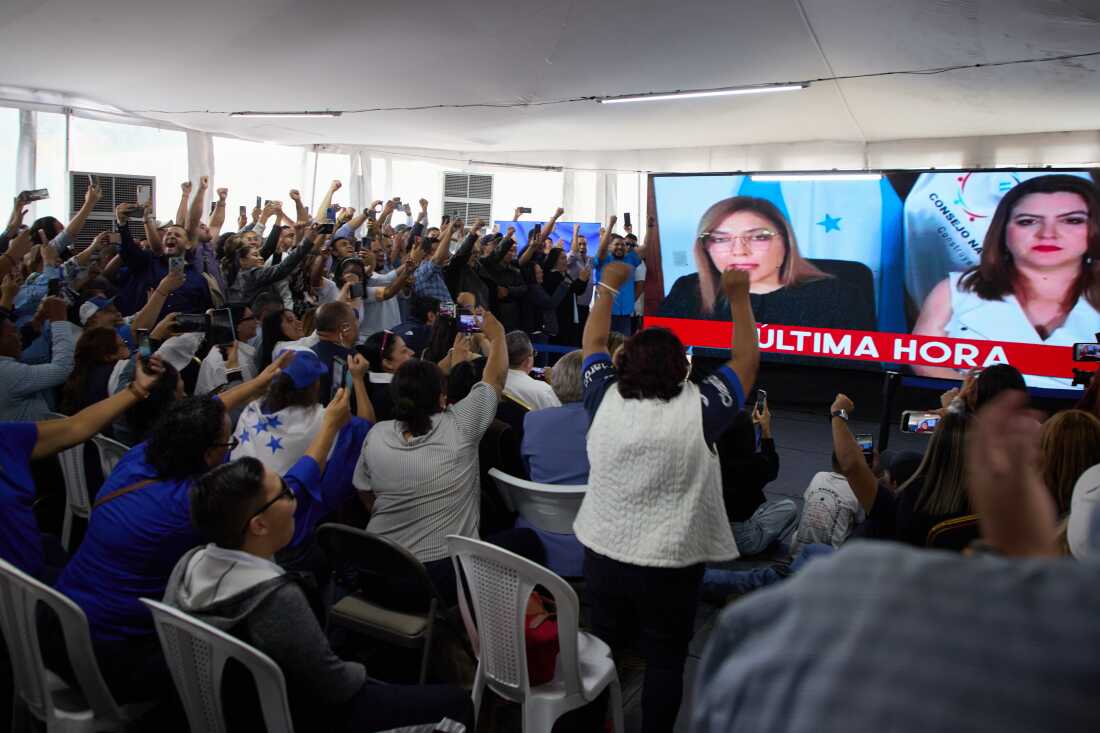 Los partidarios del Partido Nacional celebran mientras el Consejo Nacional Electoral desacelera al candidato presidencial Nasry Asfura como ganador de las elecciones presidenciales de Honduras en Tegucigalpa, Honduras, el miércoles 24 de diciembre de 2025.