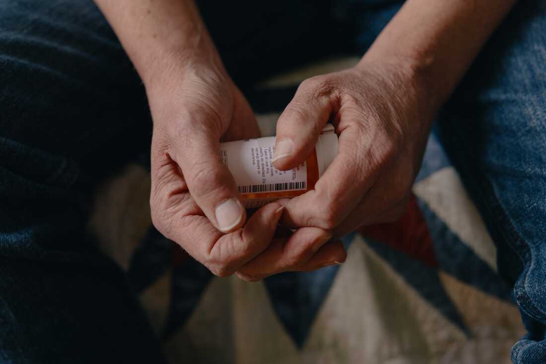 El trabajador independiente de Brooklyn Brad Lawrence, de 54 años, sostiene sus medicamentos recetados para la enfermedad renal. Él y su esposa enfrentan más costos de bolsillo en 2026, después de que expiraran los subsidios mejorados en su plan de la Ley de Atención Médica Asequible.