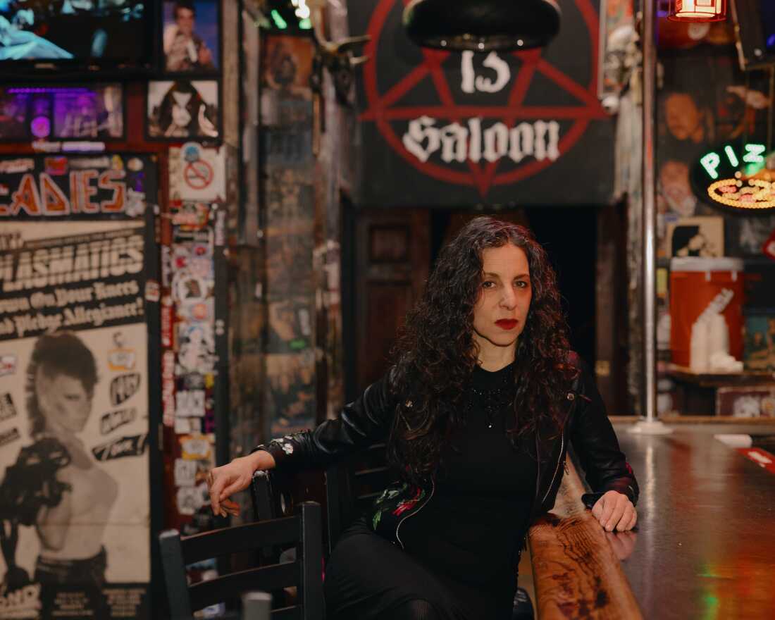 Cynthia Freeman comenzó a trabajar como barman a tiempo parcial en Lucky 13 Saloon, un bar de heavy metal en Brooklyn, para ayudar a pagar su cobertura de seguro médico en 2026.