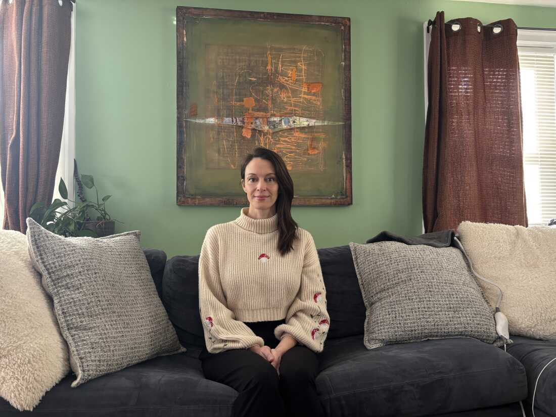 Nicole Benisch ha dejado en suspenso sus planes de matrimonio. Se enteró de que sus ingresos familiares combinados como pareja significan que el costo de sus primas mensuales se triplicaría con creces en 2026.