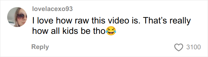 Comentario de TikTok sobre un vídeo que muestra a una madre filmando la reacción de su hijo a los regalos de Angel Tree generando 2 millones de vistas y opiniones.