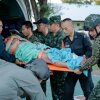En esta fotografía publicada por el Ejército Real Tailandés, un soldado tailandés herido es trasladado a un hospital en la provincia de Sisaket, Tailandia, el domingo 7 de diciembre de 2025, después de que, según un portavoz del ejército tailandés, tropas camboyanas dispararan contra territorio tailandés.