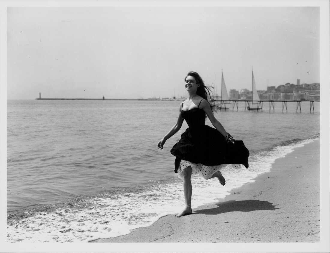 Bardot corre por la playa de Cannes, Francia, el 28 de abril de 1956.