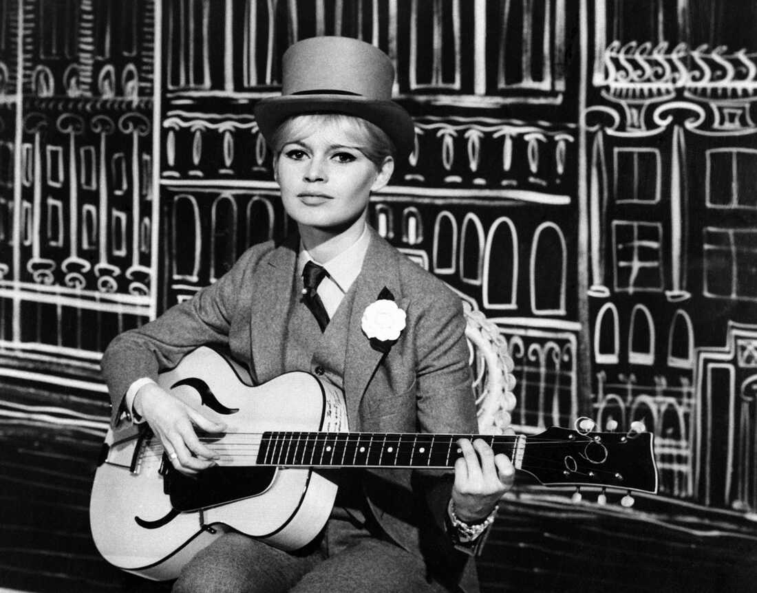 Bardot durante un ensayo del programa de televisión Bonne année Brigitte en el que Bardot interpretó canciones para recibir el nuevo año de 1962.