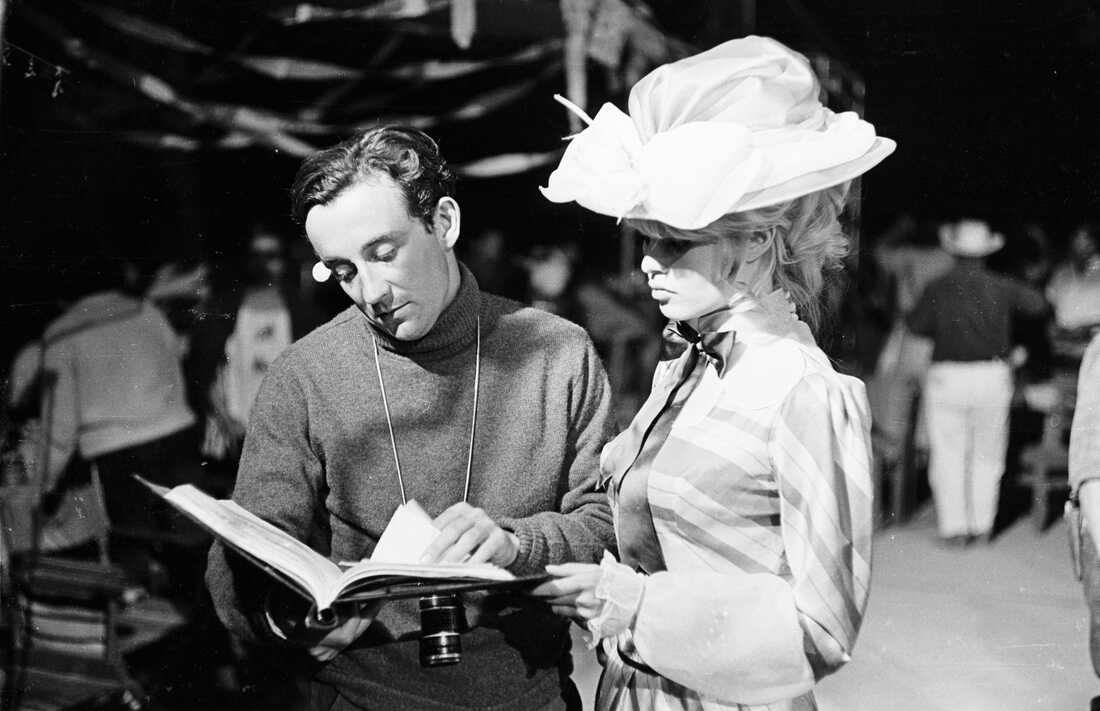 Bardot habla de una escena con el director Louis Malle durante el rodaje de ¡Viva María! en febrero de 1965.