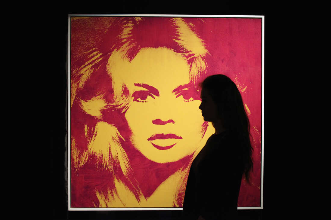 Una mujer frente a Brigitte Bardot de Andy Warhol en la casa de subastas Sotheby's en Londres el 12 de mayo de 2012.
