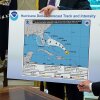 El presidente Trump hace referencia a un mapa mientras habla con los periodistas sobre el huracán Dorian el 4 de septiembre de 2019. El mapa parece haber sido alterado con un marcador negro para ampliar el alcance del huracán para incluir Alabama.