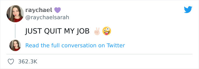 Captura de pantalla del tweet que muestra a una persona anunciando que acaba de renunciar a su trabajo con emojis, relacionados con mensajes de texto de renuncia y renuncias laborales.