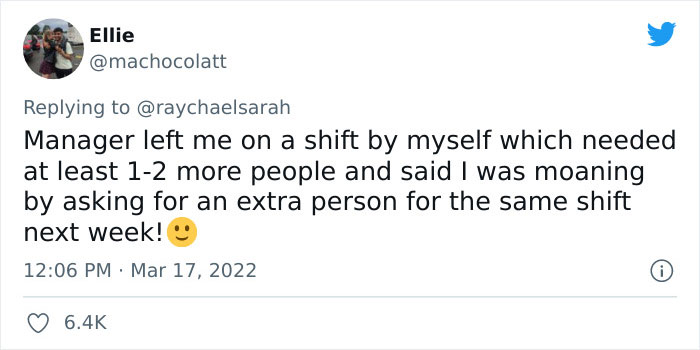 Captura de pantalla del tweet que muestra a una persona que describe una gestión deficiente con personal inadecuado, relacionada con mensajes de texto para dejar de fumar y frustración en el lugar de trabajo.