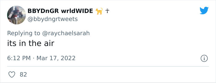 Captura de pantalla de un tweet que muestra a un usuario respondiendo con su mensaje en el aire, parte de mensajes de texto para dejar de fumar que expresan su deseo de mejorar.
