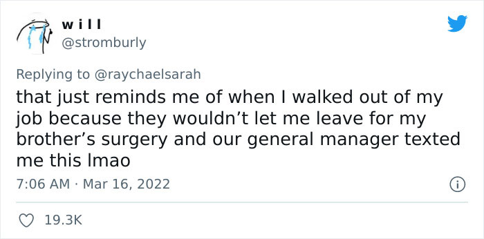 Tweet que muestra a una persona que comparte una historia divertida sobre cómo dejar su trabajo con una captura de pantalla del mensaje de texto 