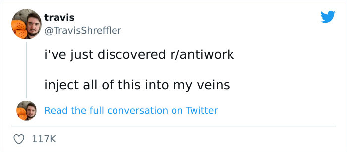 Captura de pantalla del tweet que muestra al usuario mencionando el descubrimiento de r/antiwork y diciendo con humor que se lo inyecten en las venas, en relación con los mensajes de texto para dejar de fumar.