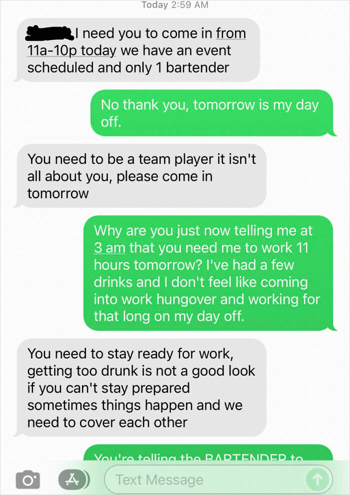 Intercambio de mensajes de texto que muestra a un barman negándose a trabajar un turno de 11 horas en su día libre.