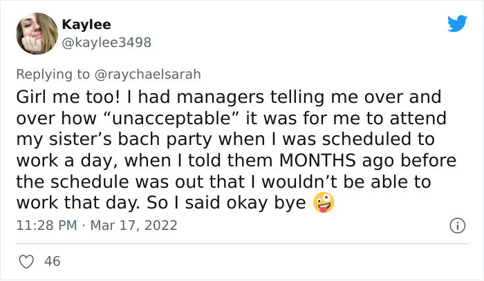 Captura de pantalla de un tweet que comparte una historia sobre cómo renunciar debido a conflictos injustos en el horario de trabajo y problemas con el gerente.