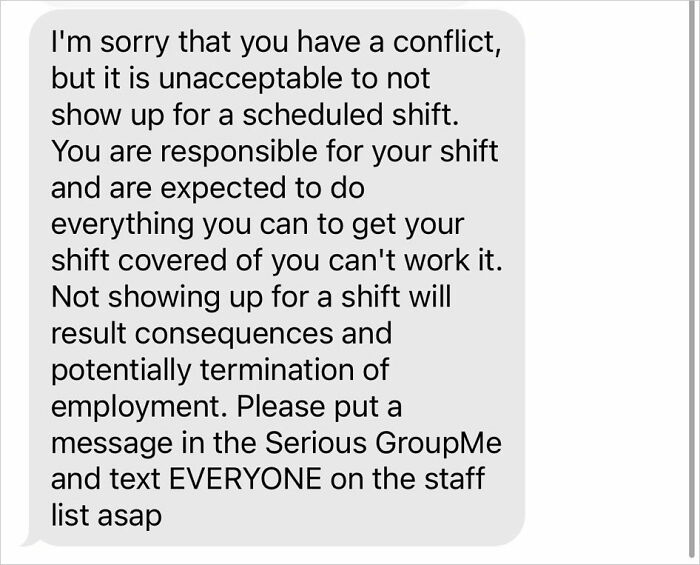 Mensaje de texto que advierte sobre las consecuencias de faltar a un turno programado, relacionado con los mensajes de texto que las personas abandonan y las frustraciones laborales.