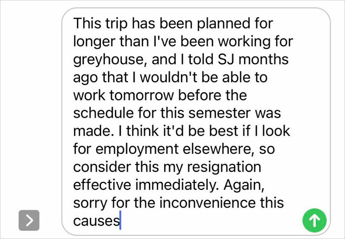 Captura de pantalla de un mensaje de texto de renuncia que muestra a alguien que renuncia a su trabajo con una explicación cortés y un aviso inmediato.