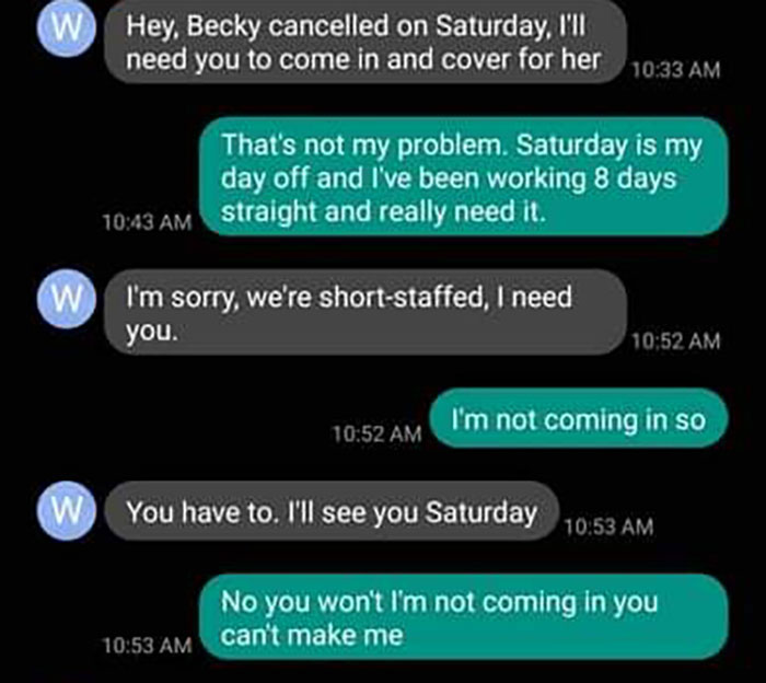 Conversación por mensaje de texto que muestra una negativa a trabajar horas extra, ilustrando los mensajes de texto de personas que renuncian con respuestas asertivas.