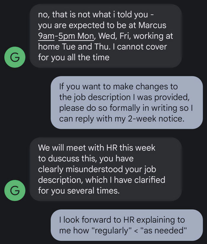 Conversación de texto que muestra el mensaje de renuncia de un empleado desafiando la descripción del trabajo antes de dar un aviso de dos semanas.