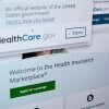 Páginas del sitio web de seguros de salud de la Ley de Atención Médica Asequible de EE. UU., Healthcare.gov, se ven en una pantalla de computadora en Nueva York, el 19 de agosto de 2025. (Foto AP/Patrick Sison, archivo)