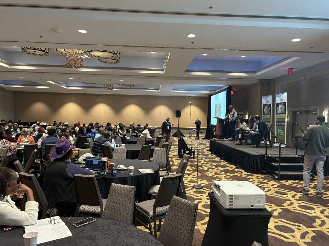 James Davis hace una pregunta en un panel sobre finanzas agrícolas en la conferencia del Consejo Nacional de Productores Negros en Nueva Orleans el 10 de diciembre de 2025. Davis es un agricultor negro de cultivos en hileras de tercera generación que dijo que a pesar de tener el mejor año que haya tenido en su carrera agrícola, todavía está luchando para pagar sus facturas.