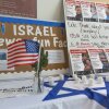 Carteles de civiles que fueron secuestrados en Israel por Hamás el 7 de octubre de 2023 están colocados en el Hillel de UCLA en Los Ángeles.