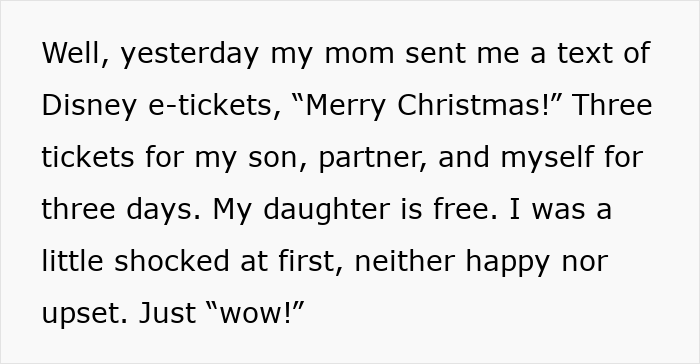 Mensaje de texto sobre boletos electrónicos de Disney enviado por mamá, destacando los viajes familiares y los sentimientos de deuda y culpa asociados con el regalo.