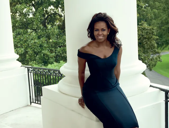 Michelle Obama con un nuevo look audaz, posando al aire libre con un elegante vestido negro con hombros descubiertos, elogiando al maquillador.