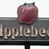 Un cartel marca la ubicación de un restaurante Applebee's en Chicago, Illinois, el 28 de julio de 2003.
