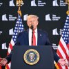 El presidente Trump habla durante la presentación de los nominados a los premios Kennedy Center Honors el 13 de agosto de 2025, en el Kennedy Center en Washington, DC.