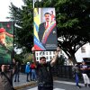 Partidarios del actual y anterior presidente de Venezuela, Nicolás Maduro y del fallecido Hugo Chávez, sostienen carteles con sus imágenes en Caracas el sábado.