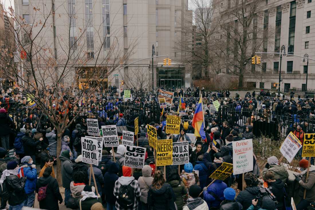Los contramanifestantes exhiben carteles de apoyo al derrocado líder venezolano Nicolás Maduro y enarbolan la bandera venezolana frente al tribunal de los Estados Unidos Daniel Patrick Moynihan en la ciudad de Nueva York.