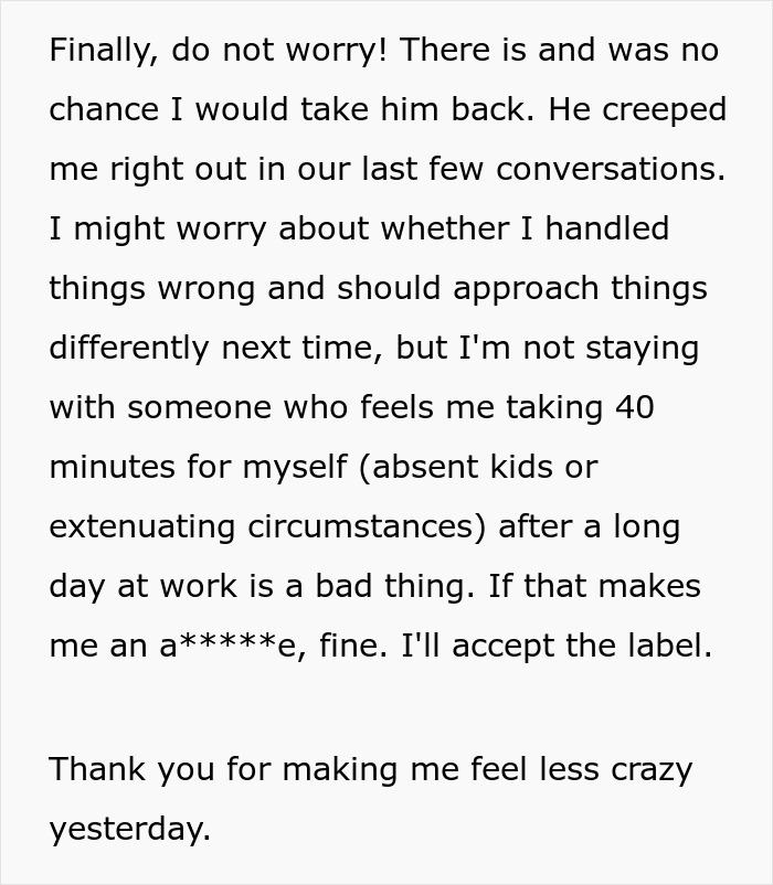 Primer plano del texto del artículo sobre una mujer que ignora las señales de alerta de su novio y afirma límites.