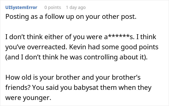 Captura de pantalla de un comentario de Reddit que menciona señales de alerta, una reacción exagerada hacia Kevin y pregunta cuántos años tienen el hermano y sus amigos.