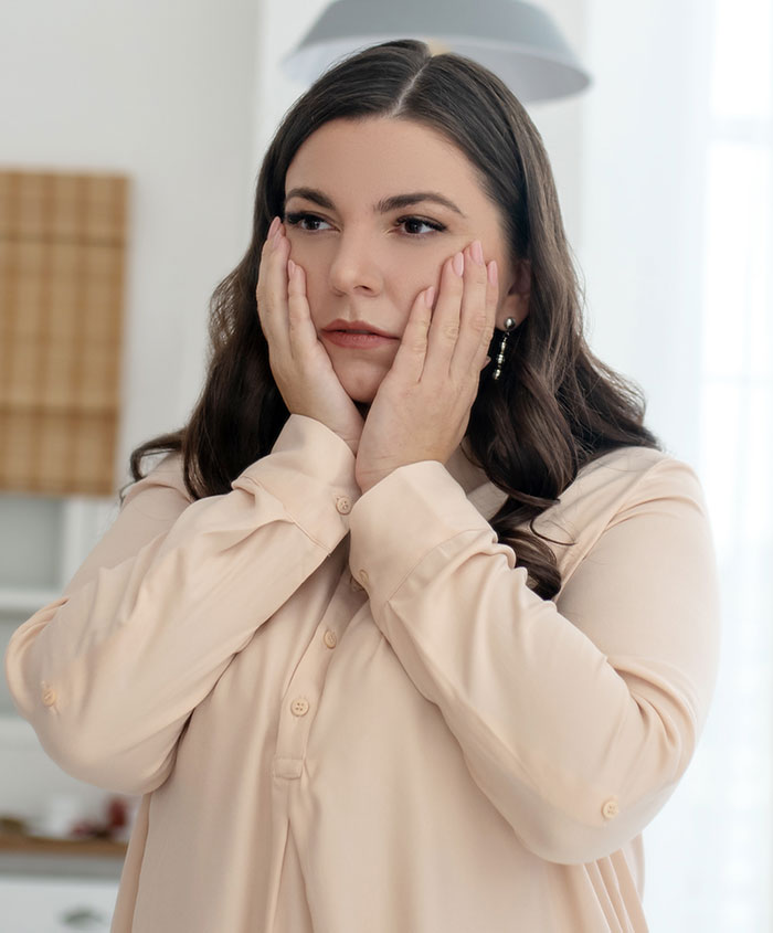 Mamá molesta se marcha furiosa, tapándose la cara en la cocina, momento tenso después de que la suegra intentó hacerse cargo de la alimentación